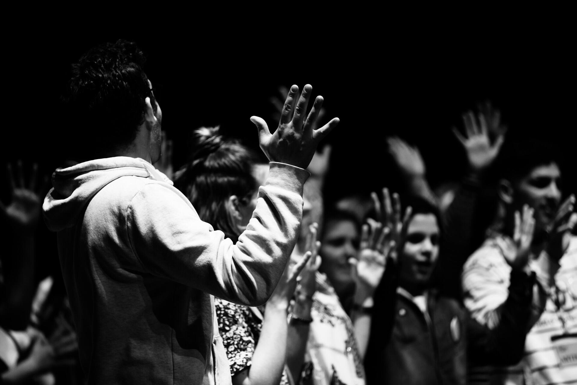 _joaoversosroldao_2022_ondamarela_esta_maquina_cerca_o_odio_e_forca_o_a_render_se_espetaculo_cao_...