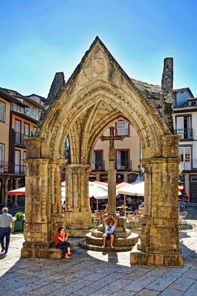 1200px-Guimar&atilde;es_-_Padr&atilde;o_Comemorativo_da_Batalha_do_Salado_(1)