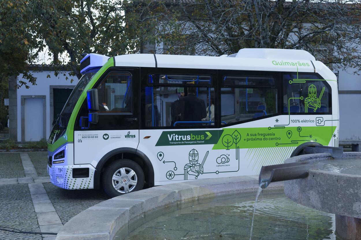 2024_10_04_apresentaci_aio_vitrusbus_largo_conego_josei__maria_gomes_domingos_braganci_a_cmguimaraies_francisco_guedes_rodrigues_1_2500_2500